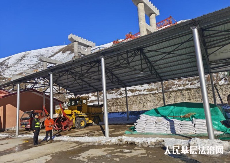 新疆伊犁新源执法大队多措并举 筑牢防雪保通安全防线